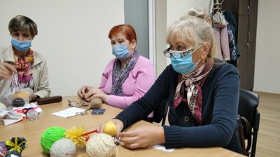 Тернополянки вчилися виготовляти ляльки-мотанки
