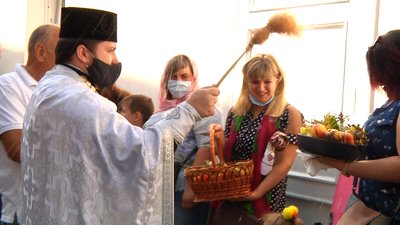 На Яблучний Спас у Житомирі до церков прийшли десятки людей На Яблучний Спас у Житомирі до церков прийшли десятки людей