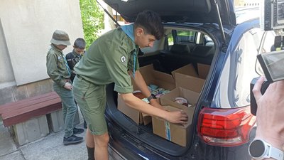 Пластуни вантажать паски, акція "Діти - дітям" Пластуни вантажать паски, акція "Діти - дітям"
