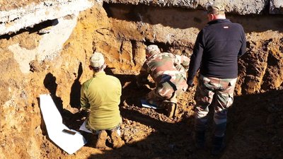 Демонтували гранітні плити й ексгумують останки: що відомо про розкопки у центрі Вінниці Демонтували гранітні плити й ексгумують останки: що відомо про розкопки у центрі Вінниці