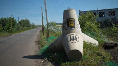 Протитанковий блок з емблемою батальйону "Донбас"  у Слов'янську