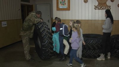 Під час благодійного ярмарку у луцькому ліцеї діти назбирали гроші на шини та тепловізор для військових Під час благодійного ярмарку у луцькому ліцеї діти назбирали гроші на шини та тепловізор для військових