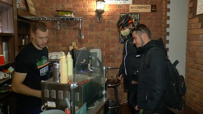 У Полтаві велосипедистів безкоштовно або зі знижкою пригощали напоями У Полтаві велосипедистів безкоштовно або зі знижкою пригощали напоями