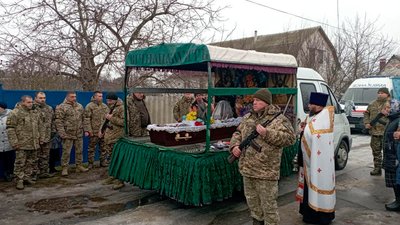На Чернігівщині поховали бійця, який загинув на Донеччині На Чернігівщині поховали бійця, який загинув на Донеччині
