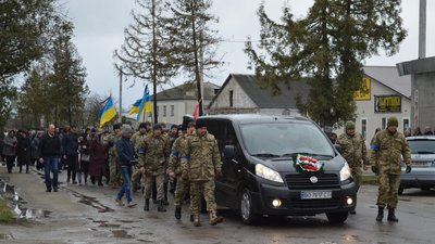На Тернопільщині попрощалися із десантником Альбертом Тарасовим На Тернопільщині попрощалися із десантником Альбертом Тарасовим