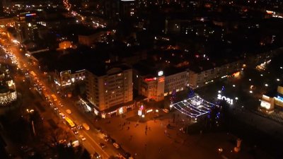 У Рівному запалили вогні на майданівських ялинках. Фоторепортаж із дрона У Рівному запалили вогні на майданівських ялинках. Фоторепортаж із дрона