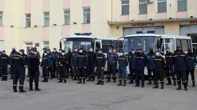 Четверта зміна рятувальників поїхала гасити лісові пожежі на Луганщині Четверта зміна рятувальників поїхала гасити лісові пожежі на Луганщині