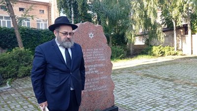 "Розстріляли за те, що євреї". У Кропивницькому вшанували пам'ять загиблих під Голокосту "Розстріляли за те, що євреї". У Кропивницькому вшанували пам'ять загиблих під Голокосту