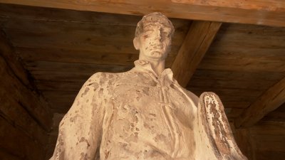 "Показати цей період війни": вцілілу скульптуру Сковороди з Харківщини перевезуть до Києва "Показати цей період війни": вцілілу скульптуру Сковороди з Харківщини перевезуть до Києва