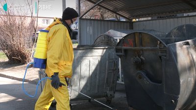 У Рівному почали дезінфікувати сміттєві майданчики У Рівному почали дезінфікувати сміттєві майданчики