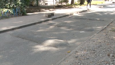 11 лежачих поліцейських власноруч встановили жителі будинку на житловому масиві Тополя 11 лежачих поліцейських власноруч встановили жителі будинку на житловому масиві Тополя