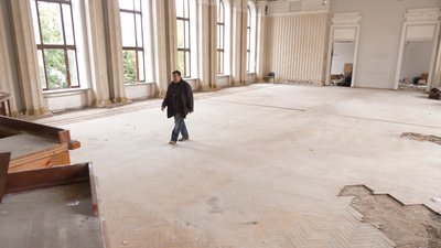 Волонтери поміняли прапор на будівлі ОДА у Харкові — фото