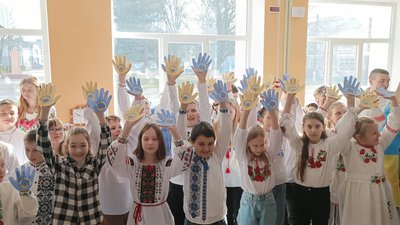 Із фронту в ліцей: боєць з Тернопільщини зробив сюрприз дружині та дітям