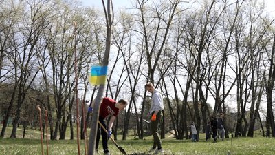 Вперше після повномасштабного вторгнення РФ: в парку Ялівщина у Чернігові провели колективну толоку Вперше після повномасштабного вторгнення РФ: в парку Ялівщина у Чернігові провели колективну толоку