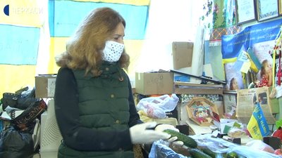 Черкаські волонтери доставляють продукти пенсіонерам та малозабезпеченим містянам Черкаські волонтери доставляють продукти пенсіонерам та малозабезпеченим містянам