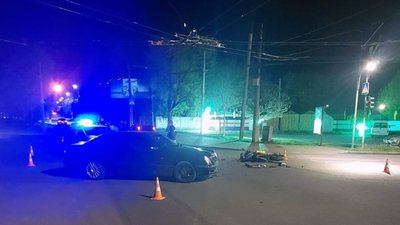У Черкасах зіткнулися легковик та мотоцикл: одного водія госпіталізували