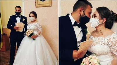 На Закарпатті закохані одружилися в масках