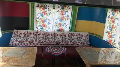 Як учні навчального закладу на Житомирщині реставрували старий автобус під кафе Як учні навчального закладу на Житомирщині реставрували старий автобус під кафе