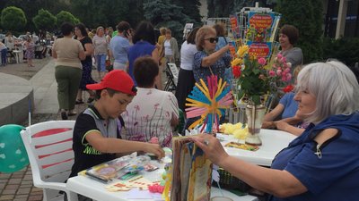 Зустрічі з митцями та забавлянки: в Черкасах провели акцію "Бібліокафе на Хрещатику" Зустрічі з митцями та забавлянки: в Черкасах провели акцію "Бібліокафе на Хрещатику"