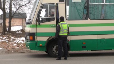 Вінницькі патрульні перевіряють перевізників та їх пасажирів на дотримання карантинних вимог Вінницькі патрульні перевіряють перевізників та їх пасажирів на дотримання карантинних вимог