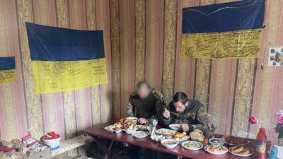 В одному з населених пунктів Херсонської громади волонтери облаштували безплатну їдальню для військових В одному з населених пунктів Херсонської громади волонтери облаштували безплатну їдальню для військових