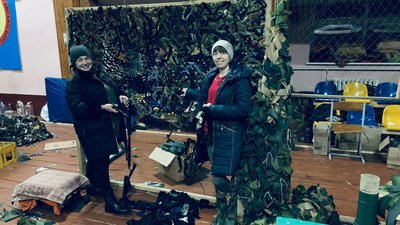 "Працюють у скаженому ритмі". На Вінниччині волонтери плетуть сітки та збирають гумдопомогу "Працюють у скаженому ритмі". На Вінниччині волонтери плетуть сітки та збирають гумдопомогу