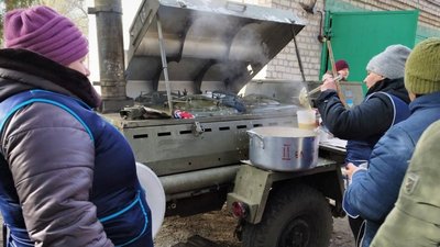 У Покровській громаді на Дніпропетровщині для місцевих жителів та переселенців організували польову кухню