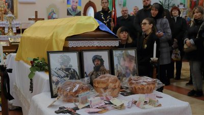 Під звуки трембіт та карпатських рогів попрощалися з музикантом Андрієм Чепілем Під звуки трембіт та карпатських рогів попрощалися з музикантом Андрієм Чепілем