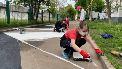 У Житомирі учні ліцею розмалювали частину дороги до школи У Житомирі учні ліцею розмалювали частину дороги до школи