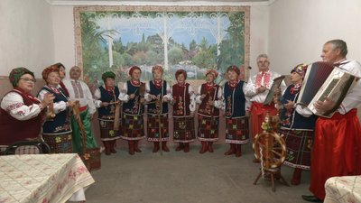 "Без пісні жити ми не можемо". На Запоріжжі народний колектив продовжує репетиції під час війни