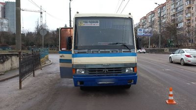 Випала на дорогу: у Рівному важко травмувалась пасажирка маршрутки Випала на дорогу: у Рівному важко травмувалась пасажирка маршрутки