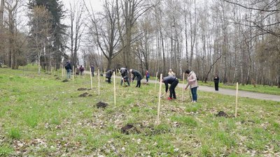 "Дихай вільно": в Тернополі просвітяни з переселенцями посадили дерева "Дихай вільно": в Тернополі просвітяни з переселенцями посадили дерева