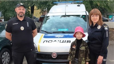 8-річний чернігівський волонтер познайомився із столичними правоохоронцями