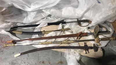 Посилка з Італії: антикварні шаблі та меч виявили прикордонники Закарпаття в авто львів'янина