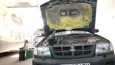 У Рівному фірма ремонтує авто для військових і медиків. Як це відбувається