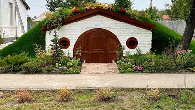"Будинок гобітів": у Гостомелі збудували шкільне укриття у вигляді казкового будиночка