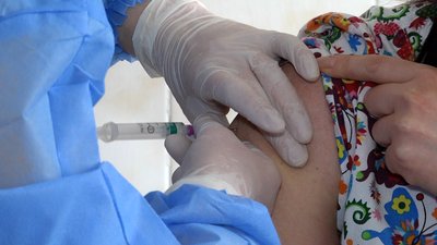 У Житомирі почали вакцинувати медпрацівників міської лікарні №1 У Житомирі почали вакцинувати медпрацівників міської лікарні №1