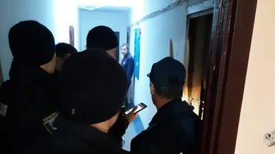 Мало не рвонуло: вночі у Рівному ламали двері квартири, з якої смерділо газом Мало не рвонуло: вночі у Рівному ламали двері квартири, з якої смерділо газом
