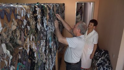 Нове життя старих речей: черкаські волонтери збирають одяг для виготовлення маскувальних сіток Нове життя старих речей: черкаські волонтери збирають одяг для виготовлення маскувальних сіток