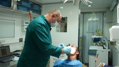 Пересувна медична допомога: як працюють військові стоматологи на фронті