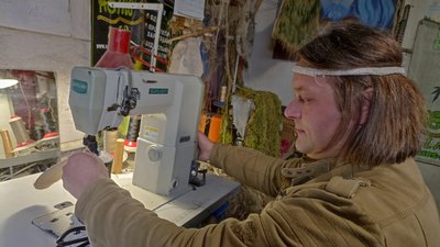Житомирянин Олег Земнухов виготовляє теплозберігаючі устілки з екологічних матеріалів для військових ЗСУ Житомирянин Олег Земнухов виготовляє теплозберігаючі устілки з екологічних матеріалів для військових ЗСУ