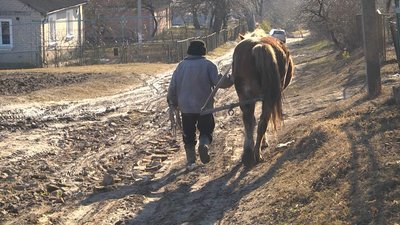 Застрягають машини і люди: жителі села під Луцьком скаржаться на стан дороги. Коли її полагодять