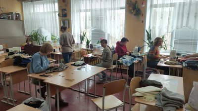 У Полтаві вчителі та волонтери шиють речі для військових У Полтаві вчителі та волонтери шиють речі для військових