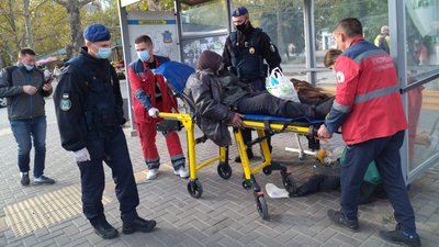 Чоловіка, який у Миколаєві місяць жила на зупинці, забрали в лікарню Чоловіка, який у Миколаєві місяць жила на зупинці, забрали в лікарню