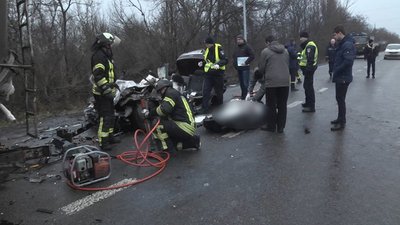 Через зіткнення легковика з вантажівкою у Краматорську загинув чоловік. ФОТО Через зіткнення легковика з вантажівкою у Краматорську загинув чоловік. ФОТО