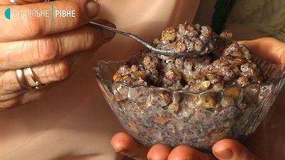 У рівненській обласній бібліотеці пригощали кутею У рівненській обласній бібліотеці пригощали кутею