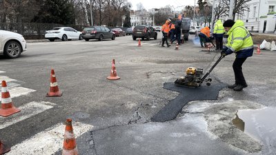 Розбиті дороги після зими: де у Полтаві проводять ямковий ремонт