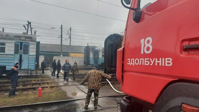 На Рівненщині загорівся старий вагон у залізничному депо