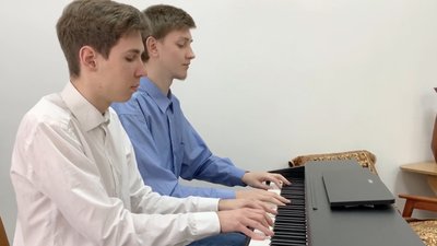 У Бердичеві влаштували дистанційний фортепіанний відеобатл У Бердичеві влаштували дистанційний фортепіанний відеобатл