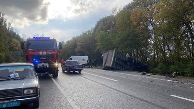 Поблизу села Скаржинці Ярмолинецького району 7 жовтня сталася дорожньо-транспортна пригода. Фото: ДСНС області Поблизу села Скаржинці Ярмолинецького району 7 жовтня сталася дорожньо-транспортна пригода. Фото: ДСНС області